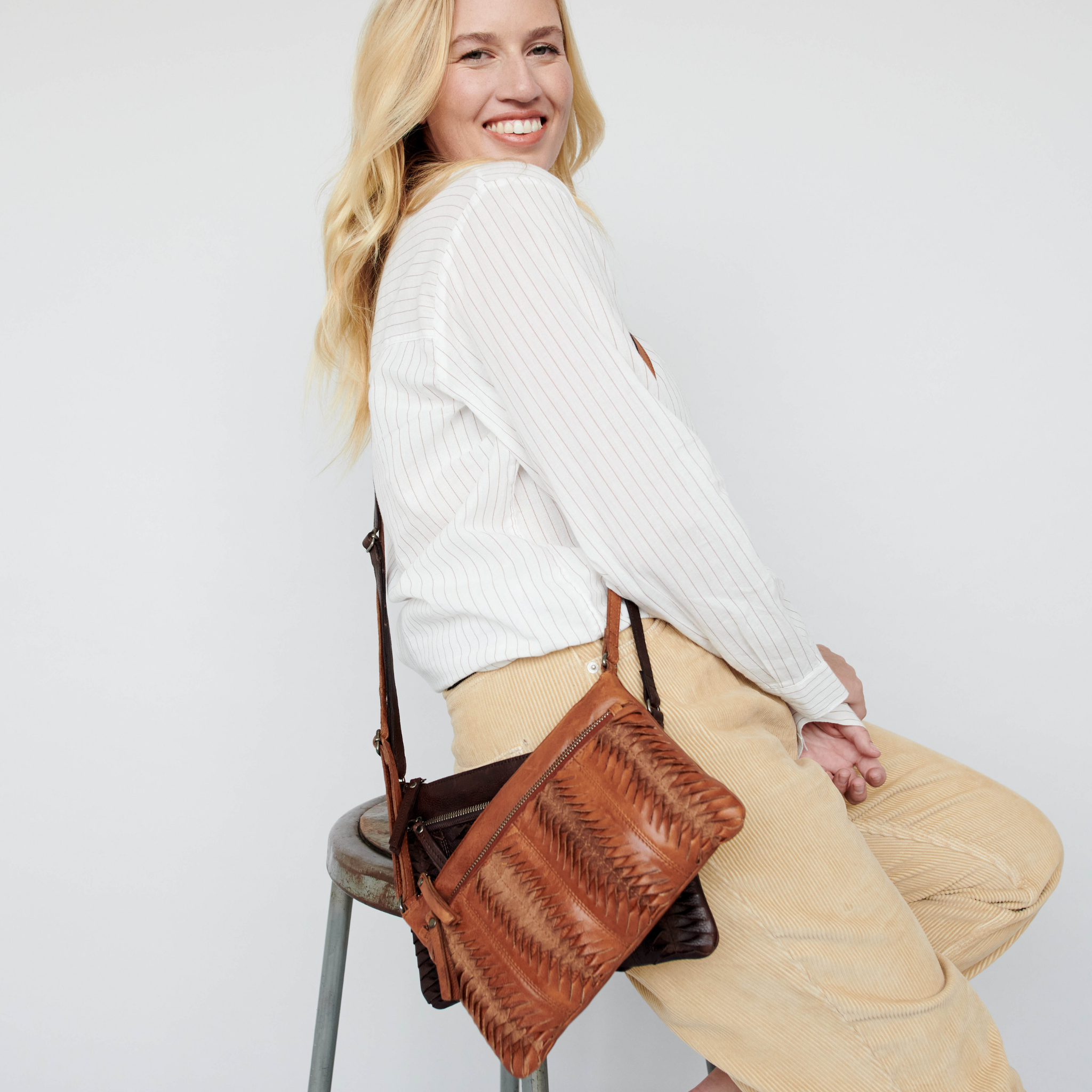 Lee Leather Crossbody Bag - Image 8