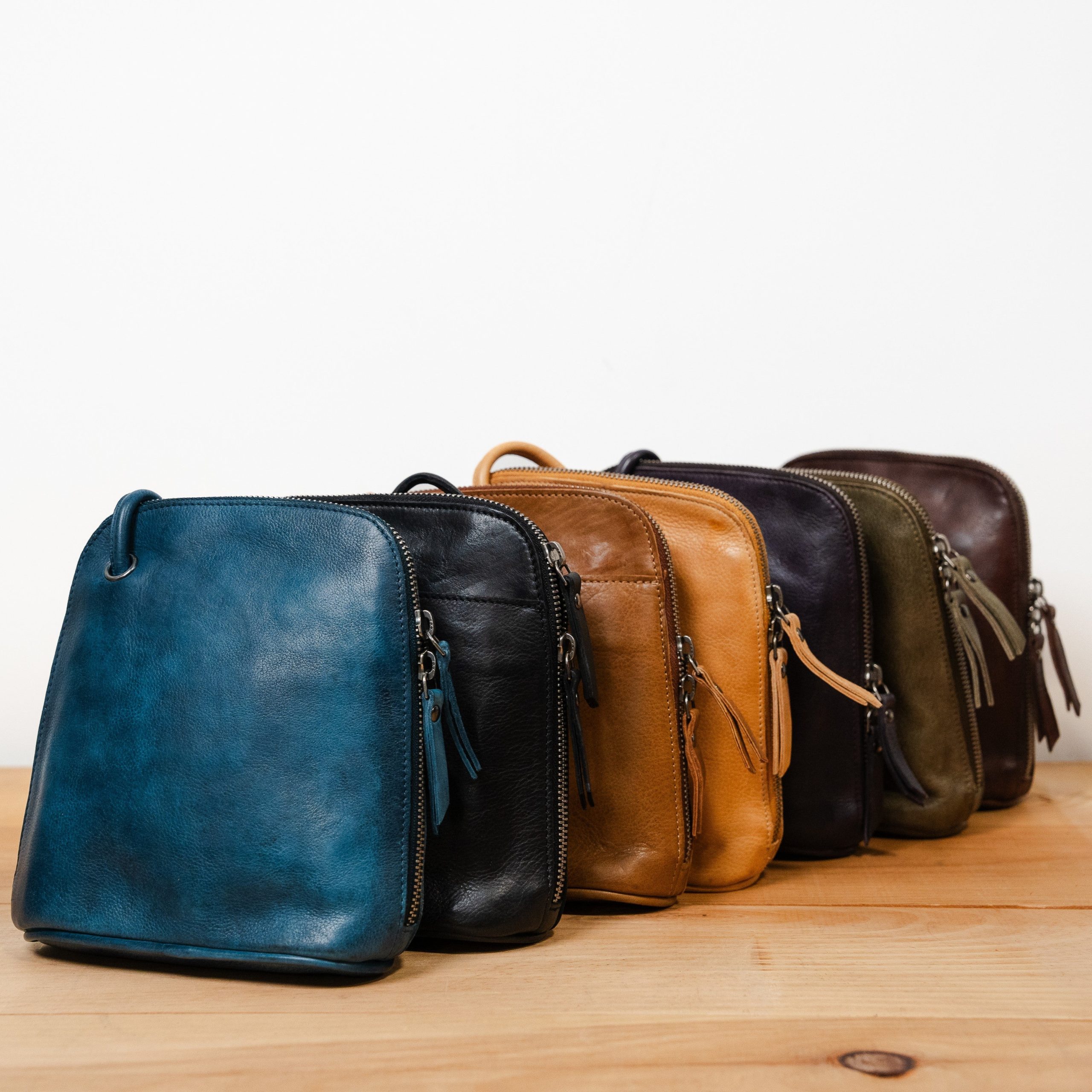 Lilly Leather Crossbody Bag - Image 23